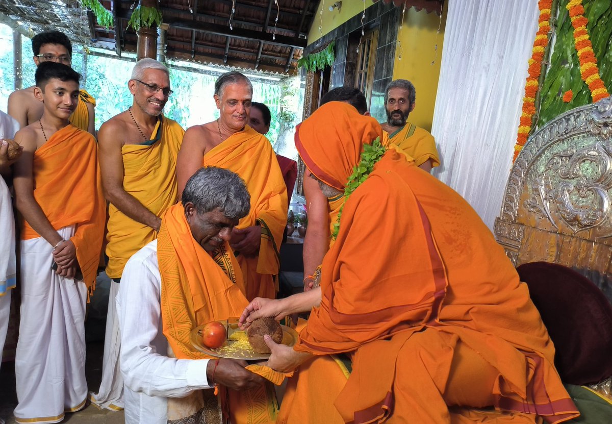 Karnataka Vidhana Parishat's Leader of Opposition and Udupi - Chikkamagalur constituency MP candidate Sri Kota Srinivasa Poojari received blessings from Jagadguru Shankaracharya SriSri Raghaveshwara Bharati Mahaswamiji 🙏