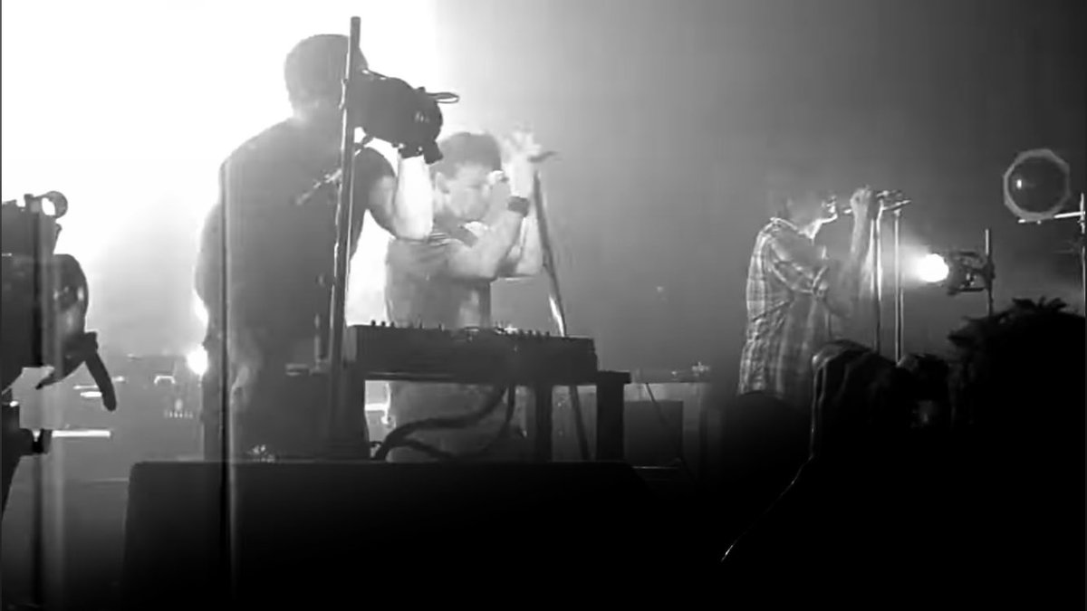 waves_and_static tweet media