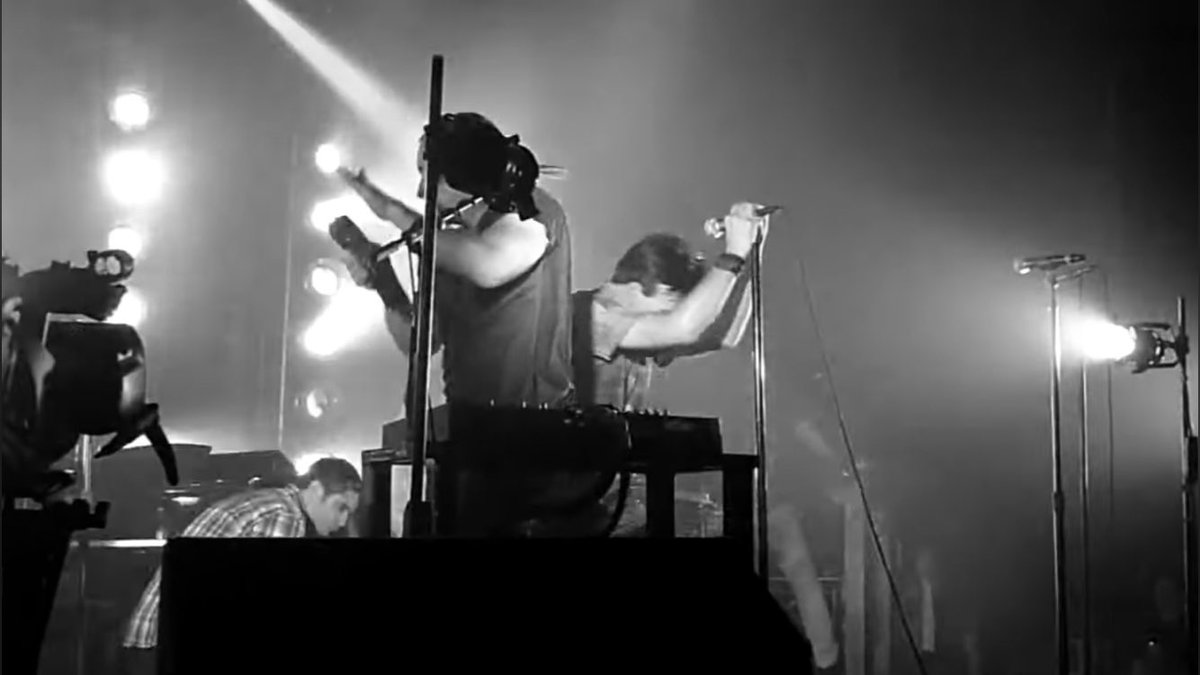 waves_and_static tweet media