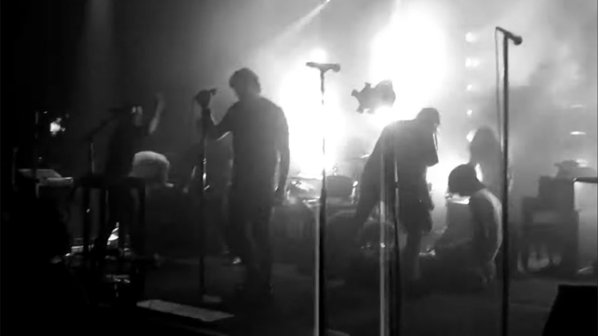 waves_and_static tweet media