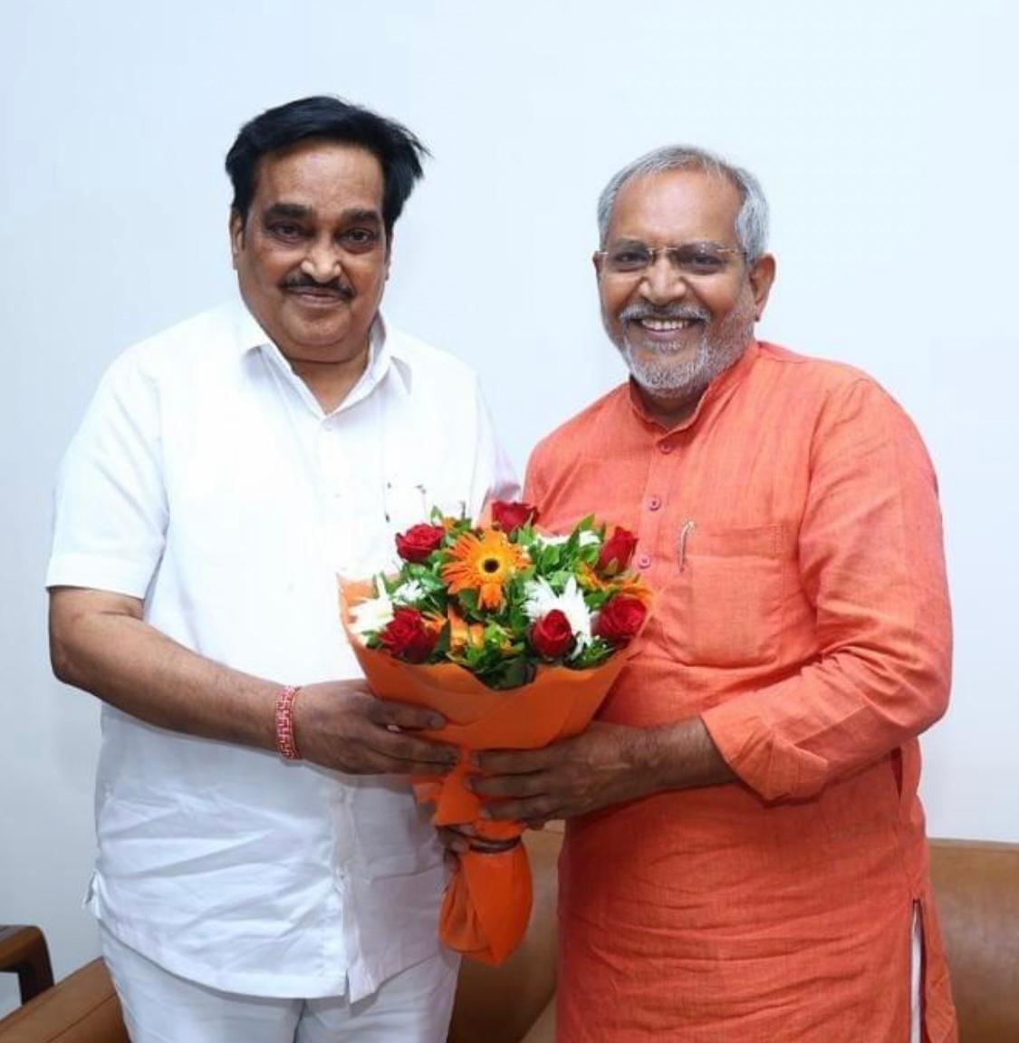 K C Patel (@kcpatelbjpguj) on Twitter photo ।।जिवेत शरदः शतम् ।।
પેજસમિતિના પ્રણેતા, કુશળ સંગઠનકર્તા, અનેક કાર્યકર્તાઓના પ્રેરણાસ્રોત, <a href="/BJP4Gujarat/">BJP Gujarat</a> ના અધ્યક્ષ અને નવસારીના સાંસદ શ્રી <a href="/CRPaatil/">C R Paatil</a> સાહેબને જન્મદિવસની હાર્દિક શુભકામનાઓ...
ઇશ્વર આપને સ્વસ્થ દીર્ઘાયુ અર્પે એવી હૃદયપૂર્વક ઇશ્વરને પ્રાર્થના કરું છું. ।।जिवेत शरदः शतम् ।।
પેજસમિતિના પ્રણેતા, કુશળ સંગઠનકર્તા, અનેક કાર્યકર્તાઓના પ્રેરણાસ્રોત, <a href="/BJP4Gujarat/">BJP Gujarat</a> ના અધ્યક્ષ અને નવસારીના સાંસદ શ્રી <a href="/CRPaatil/">C R Paatil</a> સાહેબને જન્મદિવસની હાર્દિક શુભકામનાઓ...
ઇશ્વર આપને સ્વસ્થ દીર્ઘાયુ અર્પે એવી હૃદયપૂર્વક ઇશ્વરને પ્રાર્થના કરું છું.