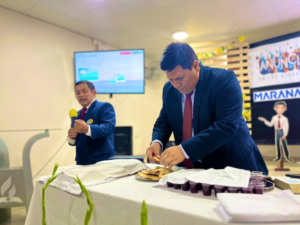 AdventistasMPN's tweet photo. “Pasamos la página y empezamos una nueva en Jesús, porque él ya pagó por nosotros”✝️
🙌🏼Servicio de comunión (rito de humildad y cena del Señor) en la iglesia Néstor Martos en📍Piura, en el marco de #GYD24 🙏🏼

#JAMPN #GYD24 #DiaMundialJA https://t.co/tCGj1DXDjo
