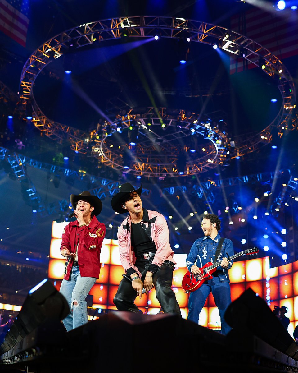 NEW NEW RECORD 😏

The <a href="/jonasbrothers/">Jonas Brothers</a> officially hold the Rodeo's newest all-time paid stadium attendance record with 75,600 tickets sold.