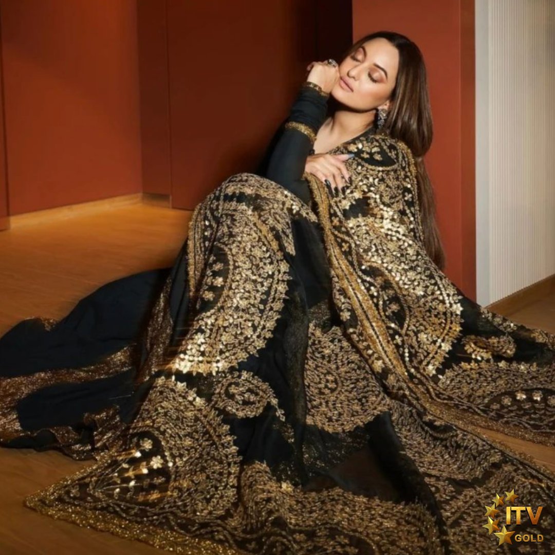ITVGold's tweet image. Witness a vision of elegance! 🖤
#SonakshiSinha dazzles in her breathtaking traditional attire, showcasing a perfect blend of poise and allure.

#ElegantEnsemble #SinhaSensation #DesiChic #BollywoodBuzz #Bollywood #MustFollow #CelebLife #Bollywood #Entertainment #viralposts