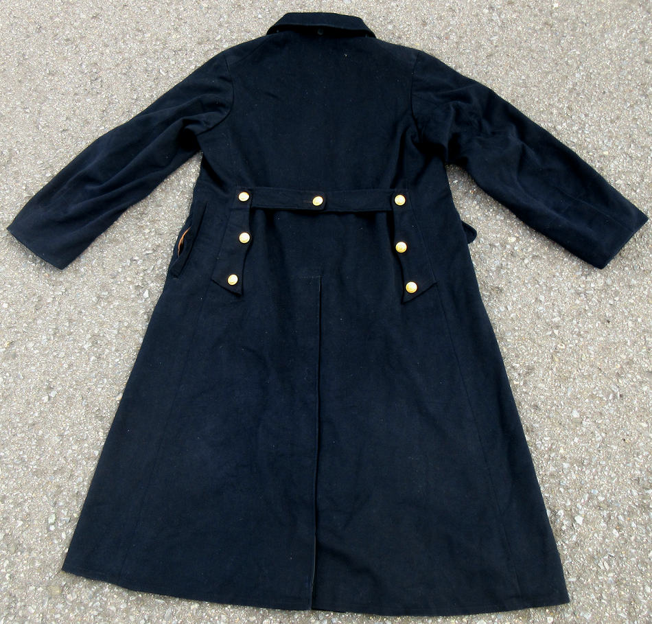 日本海軍の士官用の外套になります。 前面は羅紗生地と袖線の有無以外