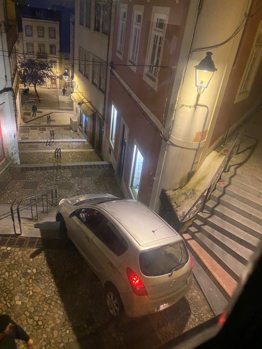 The_Solsticium's tweet photo. Coimbra Cidade Drenada
#coimbra #carro #quebracostas #escadas #noite #alcool #insolito https://t.co/igjBfNbWRn