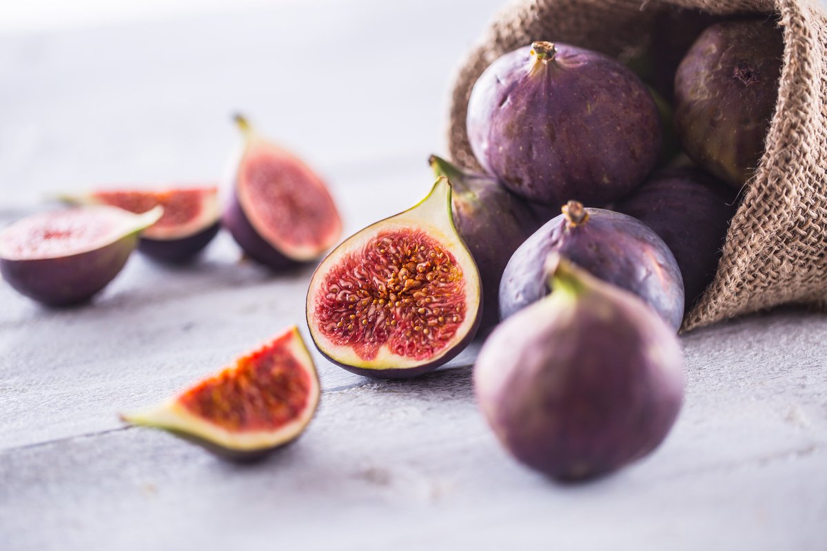 ¡Descubre  los beneficios del higo para tu salud! Rico en fibra, vitaminas y  antioxidantes, el higo es un superalimento que apoya la digestión,  fortalece el sistema inmunológico y promueve la salud cardiovascular.