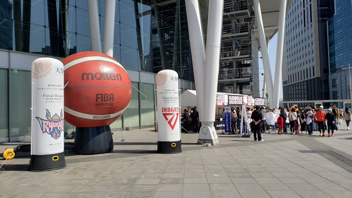 MomonatuM's tweet photo. 天皇杯グッズ売場

みんな日差しの中こんな長時間待っています。

売場をもう少し広くできないものでしょうか。小さすぎ～🥺 https://t.co/8HSHSa9pHC