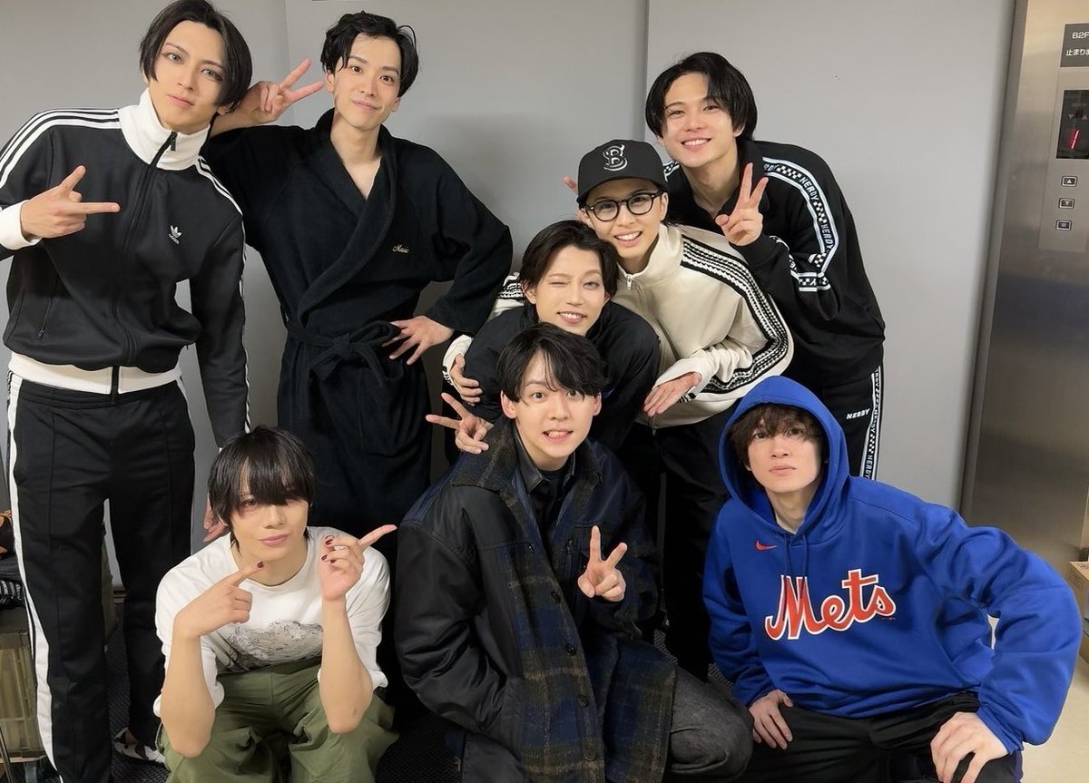 kensuke_mr6's tweet photo. ミュージカル『刀剣乱舞』〜陸奥一蓮〜

連日仲間たちも来てくれて
嬉しさMAXでございます。

幕末で少しだけ食事に行けて
たくさん喋ってたくさん笑いました。
うん。なんか特別な仲間ですね。

長曽祢の有くん曰く
和泉守の樟太郎は蜂須賀が出てくるたびに
ニヤニヤしていたそう。

#刀ミュ https://t.co/jnRswRC1Wu