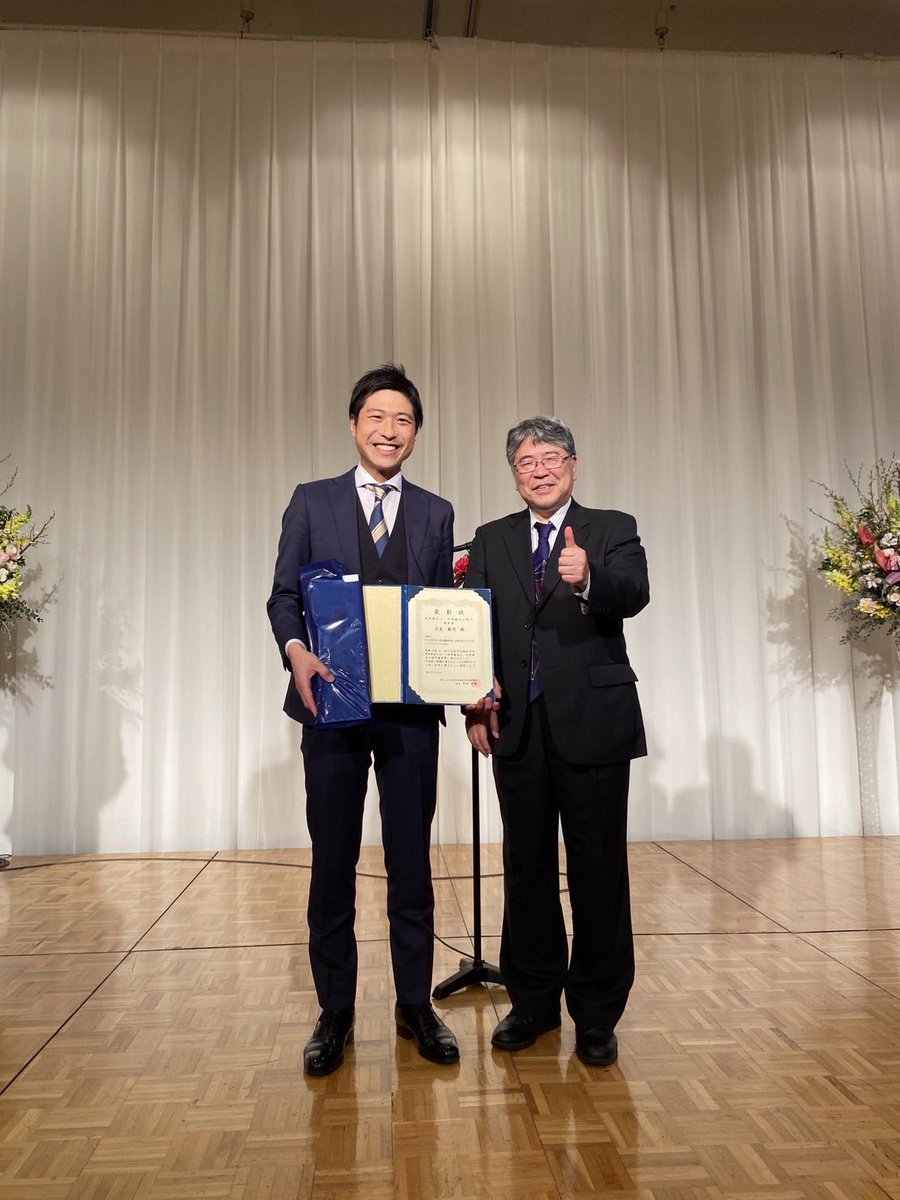 tsukakoshi_ot's tweet image. 理学療法士・作業療法士部門でOTで初めての優秀賞を関西電力病院の児島さんが受賞しました！
会員数がまだPTの1/10程しかいないOTがこの賞を受賞する意味は本当に大きいと思います。
我らが児島の兄貴、本当におめでとうございます！
僕も負けずに頑張ります！！！

#jsicm51