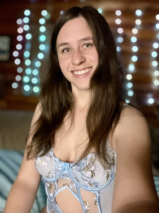 I&rsquo;m live now! Come say hi 💕  https://t.co/nlcZeV9QEe https://t.co/hZd9HgZHCP<a href="/tag/mvsales"class="tags"><span>#mvsales</span></a>