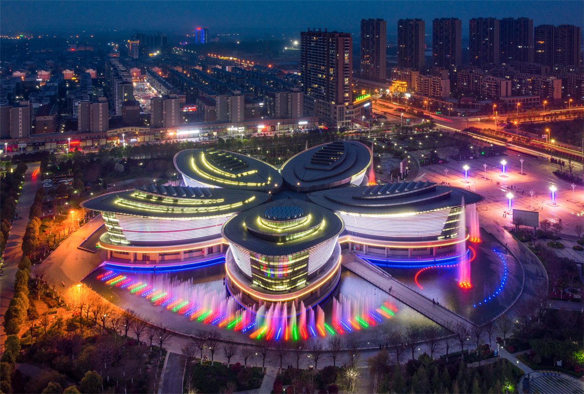 Under the night sky, Pear Blossom Square resembles a blooming pear blossom, with twinkling colorful lights seemingly promoting Dangshan's reputation as the "Pear Capital of the World". (Located in Suzhou City)
#DistinctiveBuildings #AnhuiArchitecture #MeetAttractiveAH
