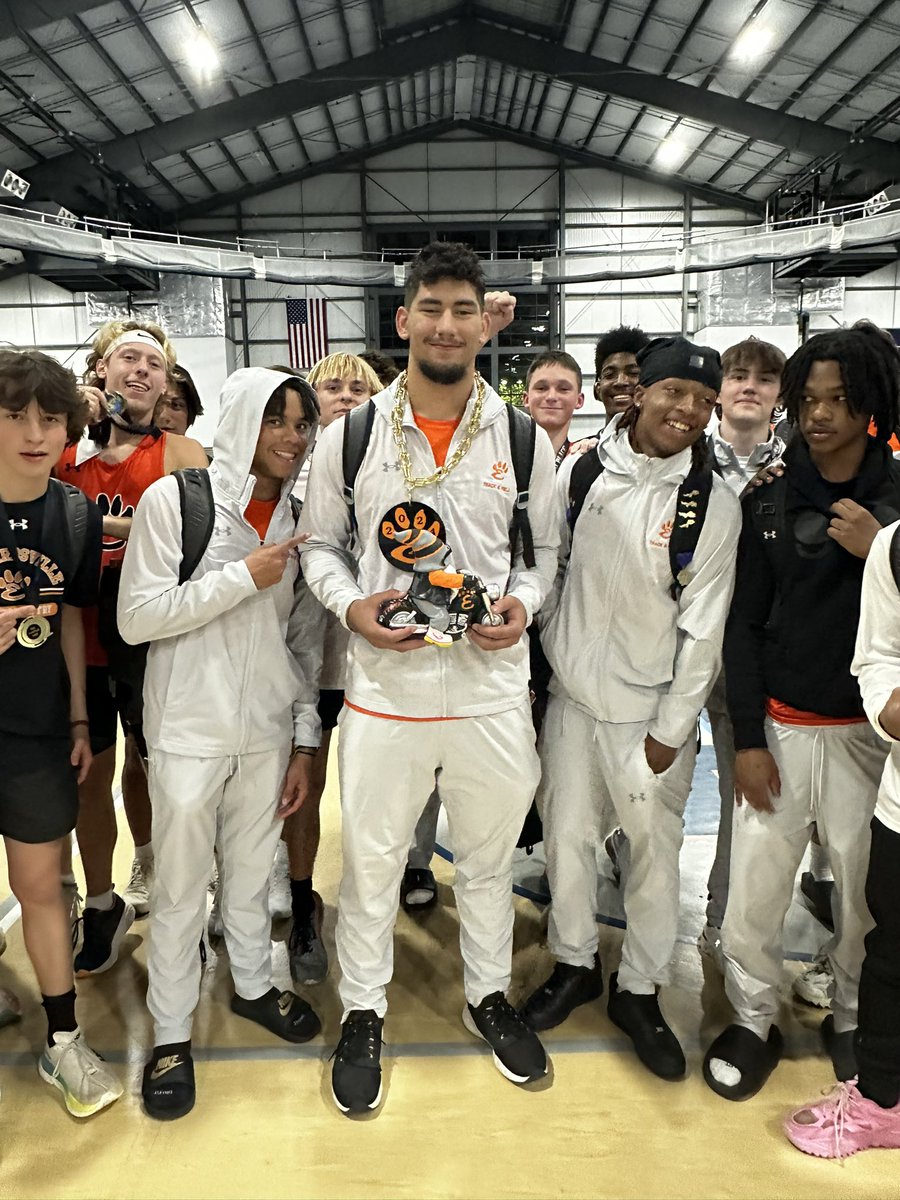 SWIL Relays EHS “Athlete of the Meet” goes to Iose Epenesa for his 16.29m/53’5.25” toss in the SP to break the 12 year old indoor school record! Iose now holds all three indoor school records in the Shot Put: Freshman, F/S, and Varsity.