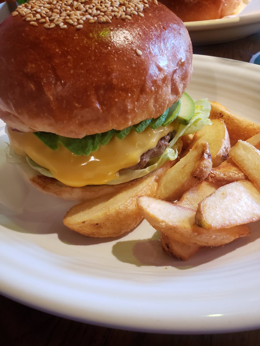 AimiteForNature's tweet image. 土曜日のランチは、アボカドチーズバーガー。
#codie&apos;s
#新山下