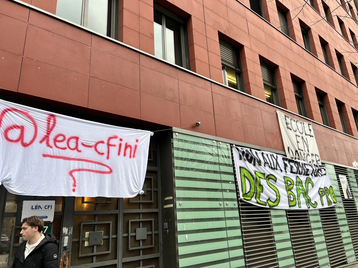 SimonnetDeputee's tweet photo. Soutien total à la grève et occupation des enseignants du centre de formation Gambetta de la Chambre de commerce contre la fermeture des bacs pro si essentiels à la bifurcation écologique comme efficacité énergétique et qui ne profitera qu'aux formations continues lucratives ! https://t.co/VknvAkYHdY