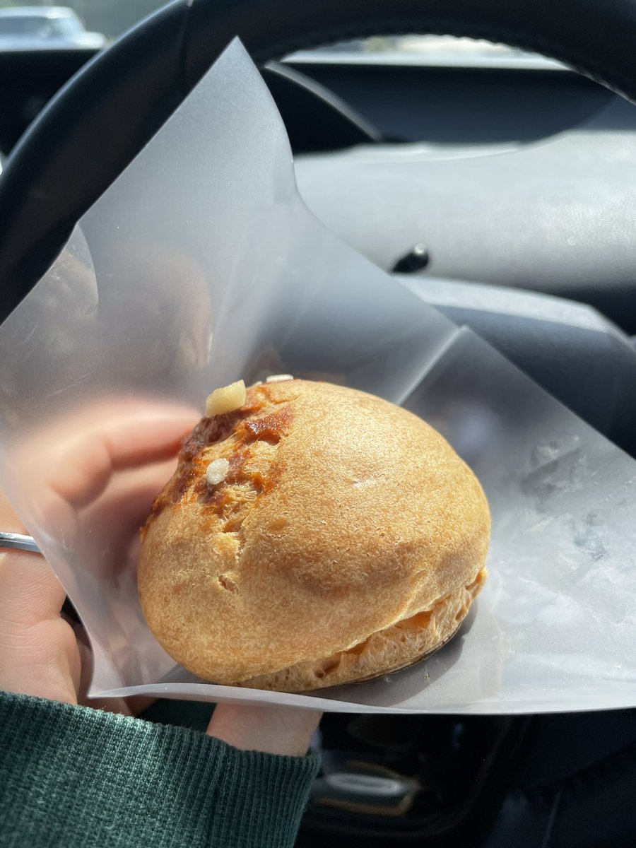 tipsofcoffee's tweet image. シュークリーム食べます。