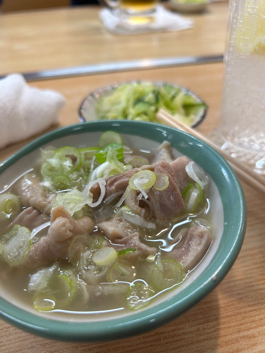 忠弥📍祐天寺
モツ煮込みの最高到達点は、1日たったの2時間営業
引き算に引き算をかさねて行き着いた澄んだ出汁とモツだけスタイル
油断すると秒殺されるレベル

#モツ焼き
#レストラン 
#うまい
#井上尚弥
