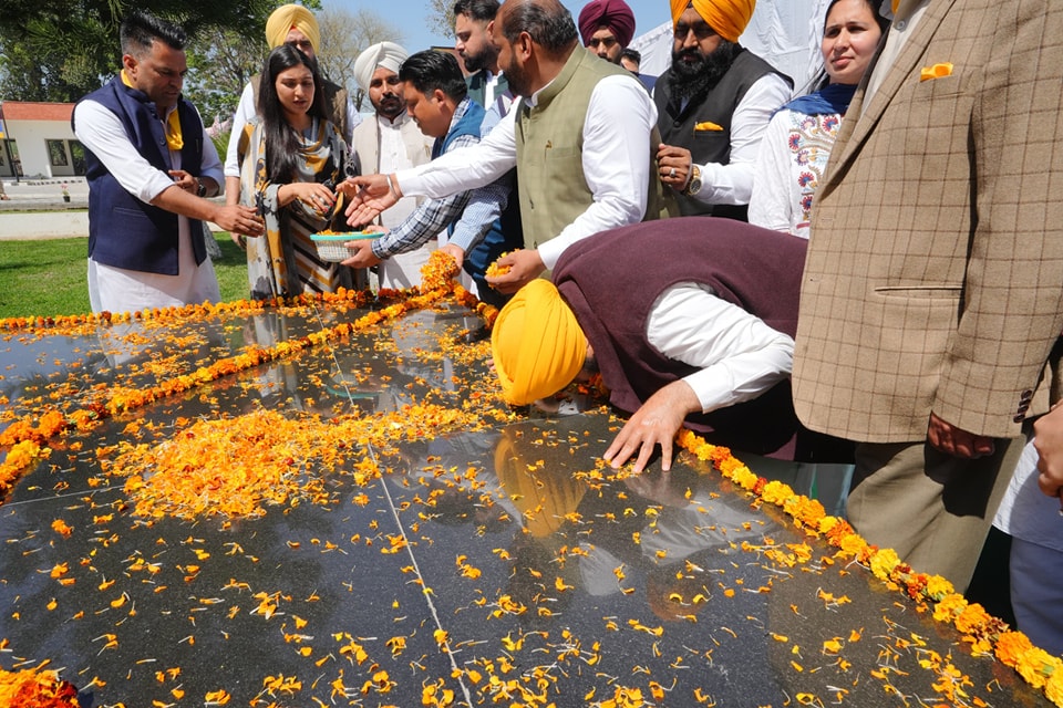 JagbaniOnline's tweet photo. ਪੰਜਾਬ ਸਰਕਾਰ ਦੇ 2 ਸਾਲ ਪੂਰੇ ਹੋਣ 'ਤੇ CM ਭਗਵੰਤ ਮਾਨ ਨੇ ਖਟਕੜ ਕਲਾਂ ਵਿਖੇ ਸ਼ਹੀਦ-ਏ-ਆਜ਼ਮ ਸਰਦਾਰ ਭਗਤ ਸਿੰਘ ਜੀ ਨੂੰ ਸ਼ਰਧਾਂਜਲੀ ਕੀਤੀ ਭੇਟ ਅਤੇ ਮਿਊਜ਼ੀਅਮ ਦਾ ਕੀਤਾ ਉਦਘਾਟਨ
#PunjabCM #CMMann #BhagwantMann #PunjabGovernment #2YearsCompleted #AAPGovt #Shaheed_e_Azam #SardarBhagatSingh #Tribute #museum #inauguration #jagbani