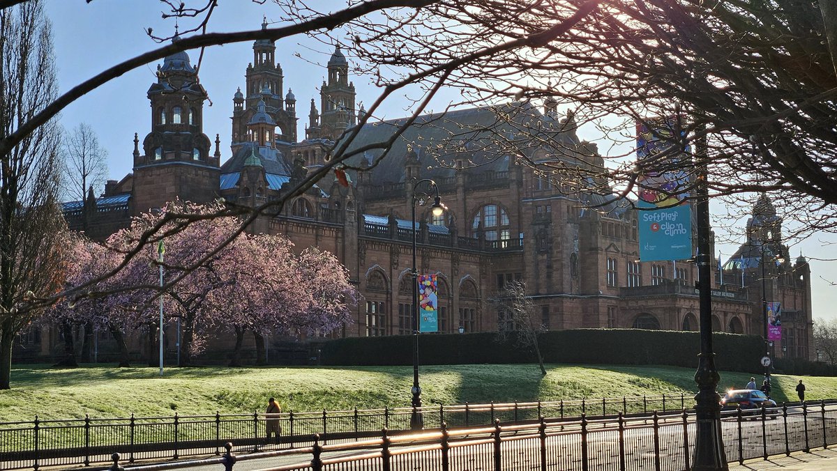 A beautiful spring morning at Kelvingrove Gallery 🌸 🌞