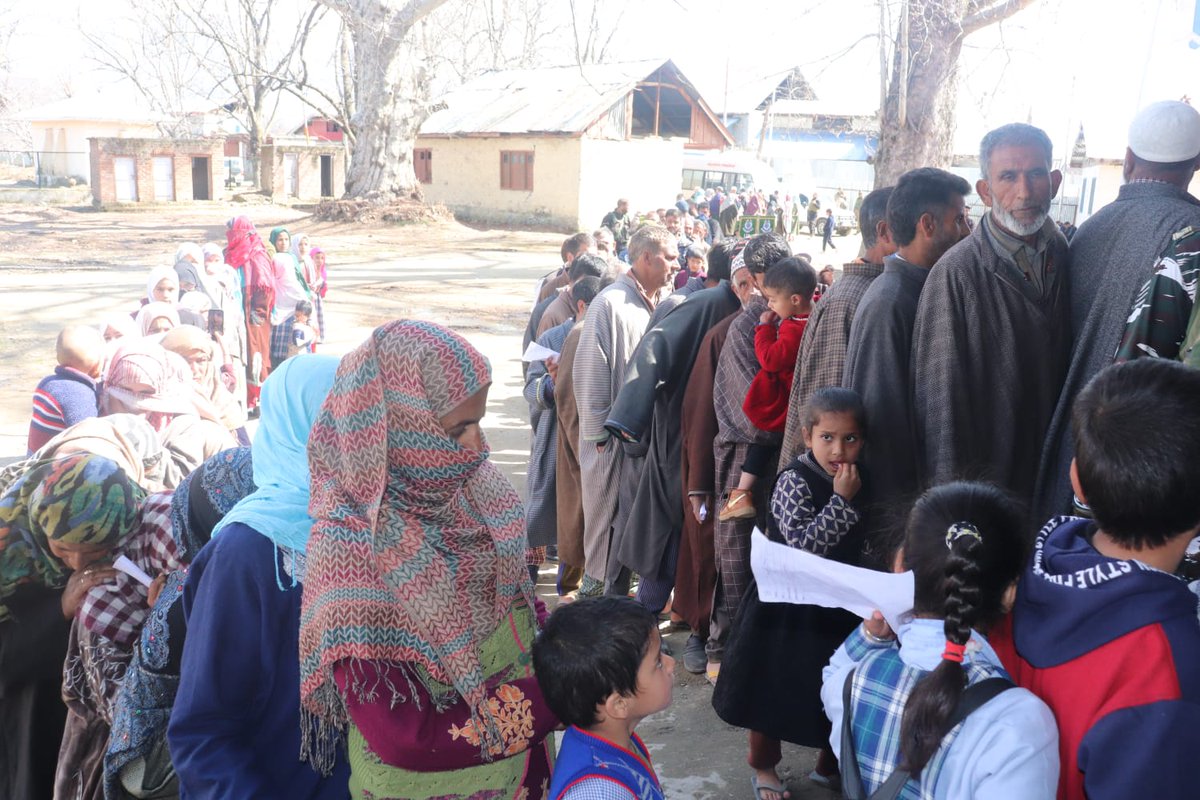 179bnC's tweet photo. Medical Camp organized on 15-03-2024 by 179 BN,CRPF  at Government Girls Middle School WADOORA SOPORE (J&amp;K),  under CAP. Local villagers were benefited from medical Camp.
@KOSCRPF 
@OpsNkor https://t.co/CDpiYDvWOI