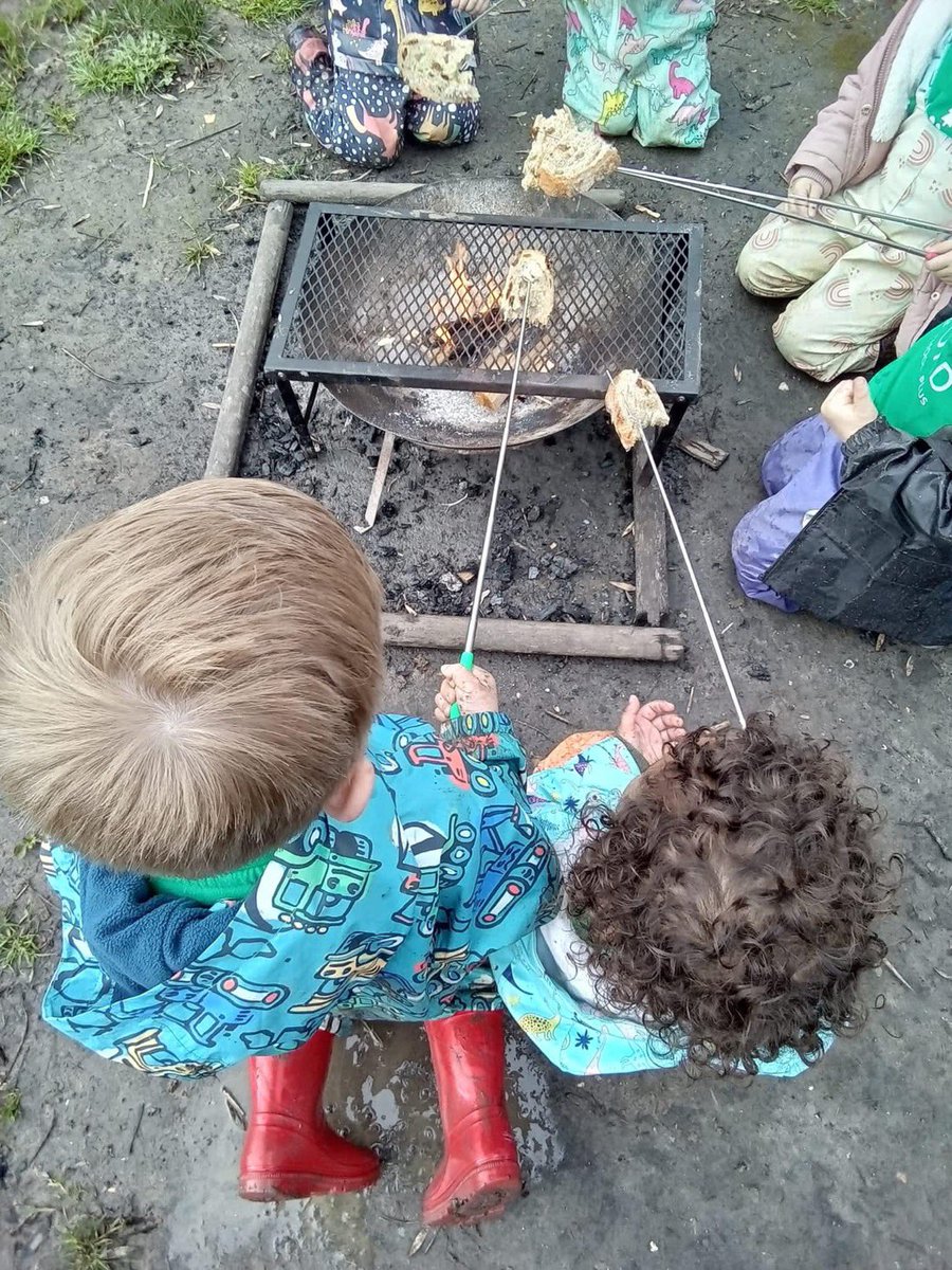 The children have been keenly spotting the birds collecting sticks for nesting high up in the trees, the pigeons are the easiest to see! As well as the sparrows on our feeders. We also toasted our hot x buns with our toasting forks. 🔥🐦😍 @Natures_Voice @Muddyfaces