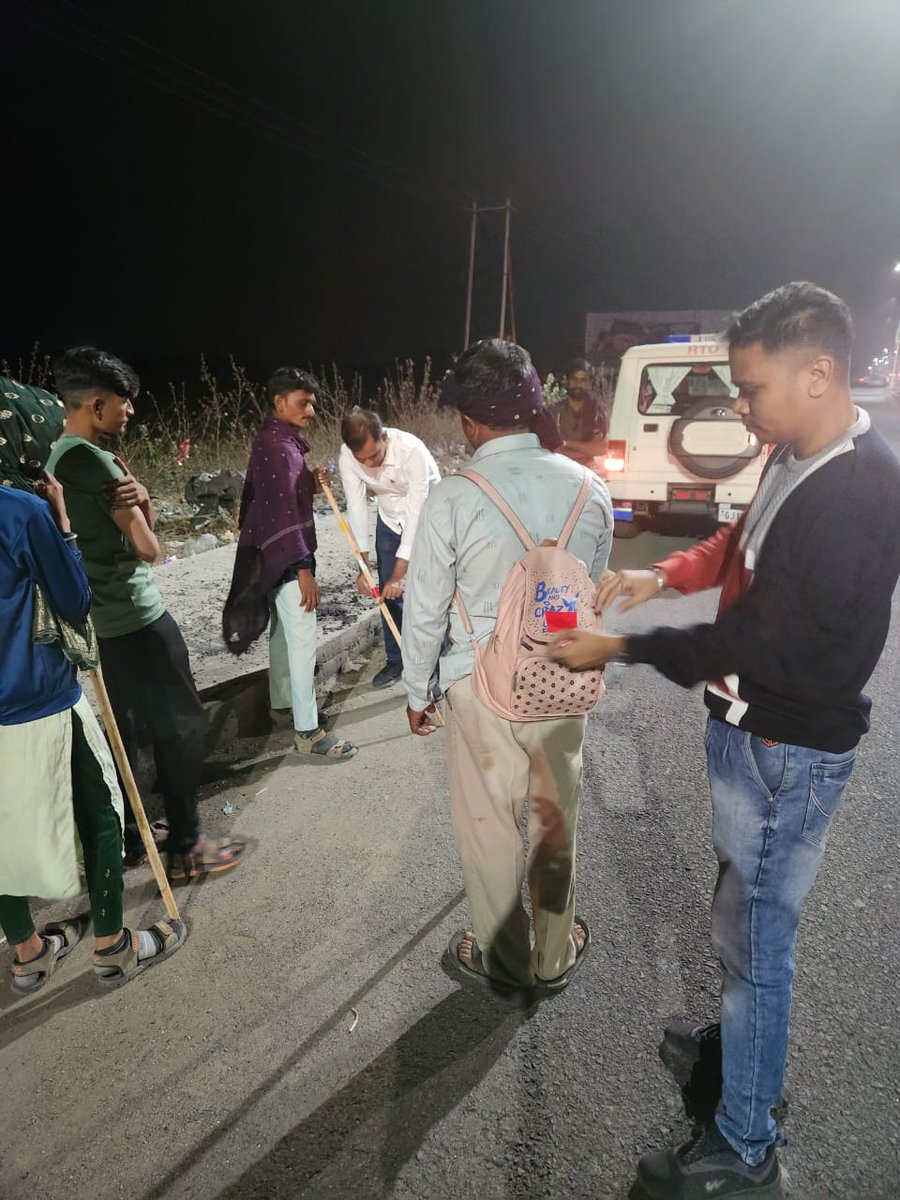 RtoRajkot's tweet photo. રાજકોટ જિલ્લામાંથી તેમજ અન્ય જિલ્લા માંથી પગપાળા યાત્રીઓ દ્વારિકાધીસના દર્શન અર્થે ખુબ મોટા પ્રમાણમાં જતા હોય છે. જેમાં અમદાવાદ રોડ ઉપર થી પસાર થતા યાત્રોઓની પાછળ માર્ગદર્શન અક્સમાત થી બચી શકાય તે હેતુ થી યાત્રીઓના બેગ તેમજ લાકડી ઉપર રેડિયમ રીફલેકટર લગાડવામાં આવેલ. https://t.co/kv80g5ocPx