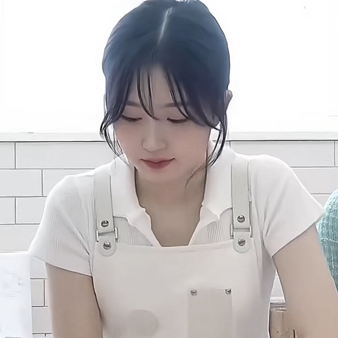 “Sekarang kita campurkan air, aci, tepung, cocoa, lalu aduk hingga rata yah temen2.”

Ody dengan telaten mulai mengaduk adonan yang lama kelamaan berubah warna. Masih pede dengan skillnya, “liat nih guys, baker <a href="/MelodyofBakery/">𖥻</a> terbaik.”

“Btw jangan lupa order yah!”