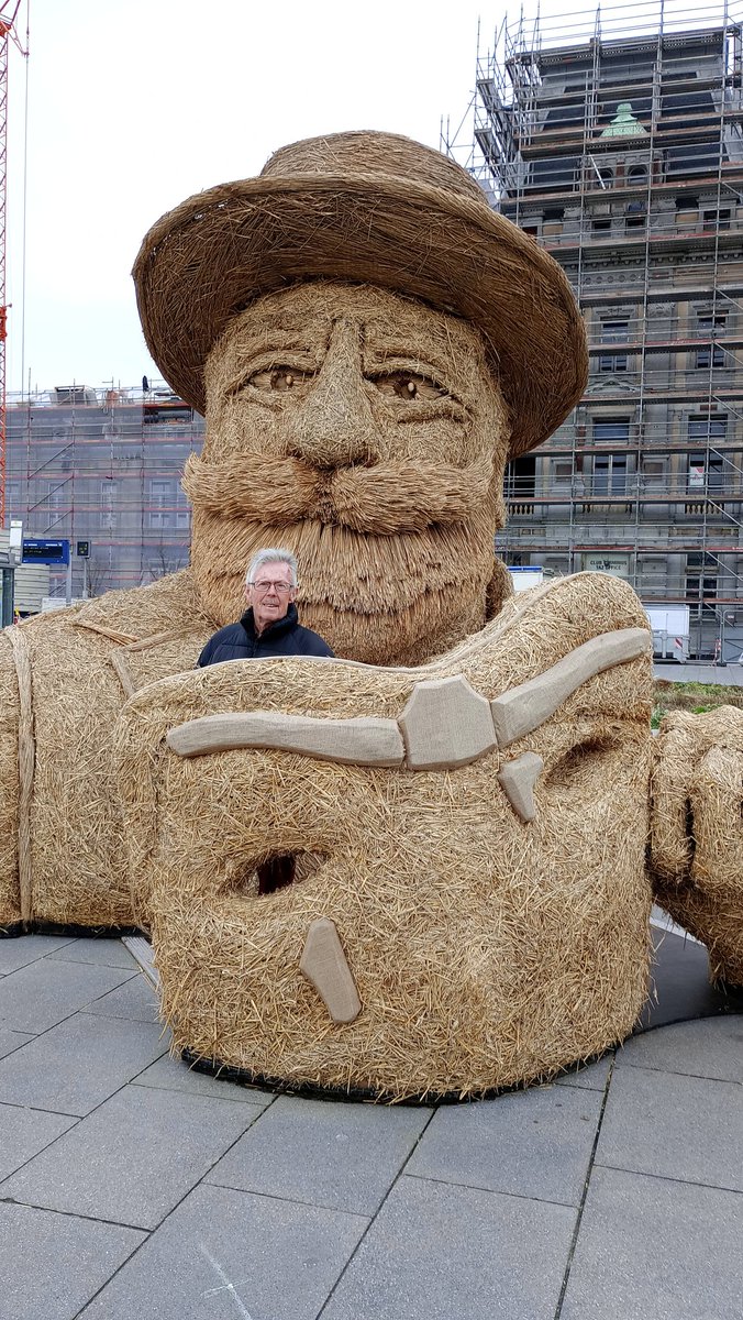 gvhoeymi's tweet image. #oostende eert #jamesensor op allerlei wijze bv met een #ensorbuste in #stro