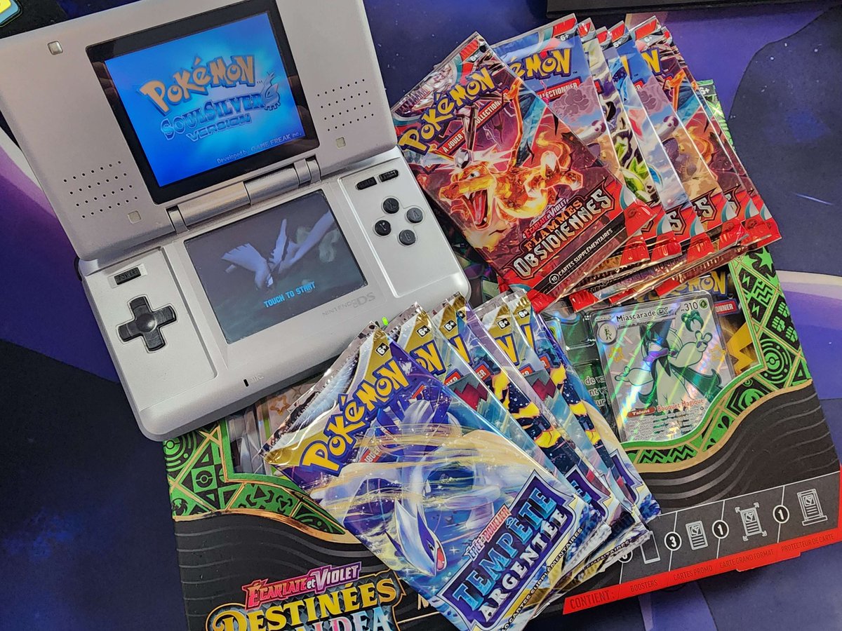 GalinoTV's tweet photo. La Bonne Ouverture de Cartes du Week-end 🌟 On veux du Shiny dans Destinées de Paldea 🤞 en partenariat avec @JELOWSTORE1 😎 allez faire un tour sur leur site y'a de quoi se mettre bien ! et on se cale un Speedrun Soulsilver après ça 🌊 https://t.co/yxRT6RVAgt
