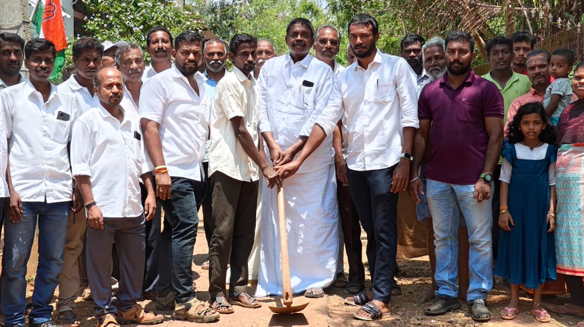 DhayaneshTNPYC's tweet photo. நமது #வெள்ளிமலை  #பேரூராட்சியில் #கருங்காலிவிளை #ஊர் #பணிச்சன்விளை செல்லும் சாலை அமைக்க ரூபாய் 9 லட்சம் நிதி ஒதுக்கீடு செய்து பணியினை துவங்கி வைத்த நமது #குளச்சல்  #சட்டமன்ற உறுப்பினர் J.G. #பிரின்ஸ் #MLA அவர்களுக்கு நன்றி🙏

அன்புடன்
T.R.#தயனேஷ்  
#தலைவர் 
#வெள்ளிமலை #பேரூராட்சி https://t.co/oRMtc56irS