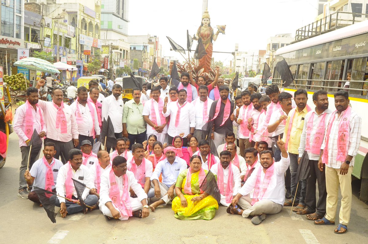 *మిన్నంటిన నిరసనలు*

ఎమ్మెల్సీ కవిత అక్రమ అరెస్టుకు నిరసనగా ఉమ్మడి నల్లగొండ జిల్లా వ్యాప్తంగా మిన్నంటిన నిరసనలు

నలువైపులా నిరసనలతో అట్టుడుకుతున్న నల్గొండ జిల్లా

సూర్యాపేటలో తెలంగాణ తల్లి విగ్రహం వద్ద నల్ల జెండాలతో బైఠాయించిన  బిఆర్ఎస్ శ్రేణులు

 కవిత అక్రమ అరెస్టుపై బీఆర్‌ఎస్‌