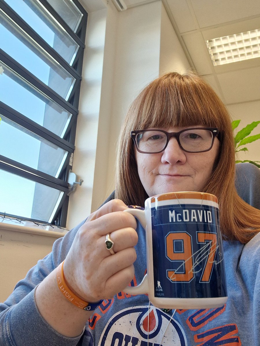 In work this morning bright & early can only mean one thing! Coffee in my favourite #connormcdavid mug with my @EdmontonOilers top on. Repping the fantastic @BenStelterFund with my #fightlikeben band thanks to Lea & @m_dan25