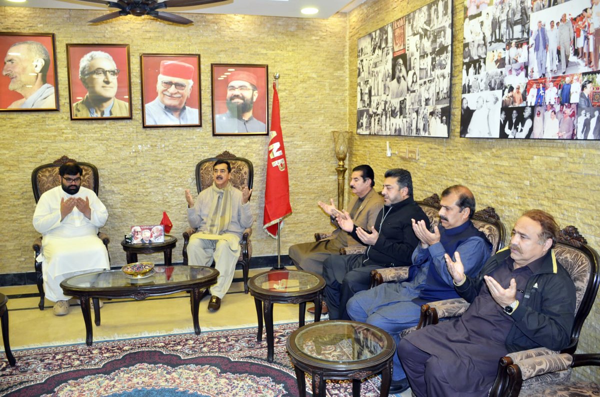 ANPMarkaz's tweet photo. سابق وزیراعظم اور پاکستان پیپلز پارٹی کے مرکزی رہنما سید یوسف رضا گیلانی کی اے این پی سربراہ اسفندیار ولی خان کی اہلیہ اور صدر اے این پی پختونخوا ایمل ولی خان کی والدہ ماجدہ کی وفات پر تعزیت کیلئے ولی باغ آمد، سابق وزیراعظم یوسف رضا گیلانی نے صوبائی صدر ایمل ولی خان سے والدہ محترمہ کی وفات پر تعزیت کی اور انکے بلند درجات کیلئے دعا کی۔ مرکزی ترجمان پی پی پی فیصل کریم کنڈی بھی ہمراہ تھے۔ اس موقع پر اے این پی چارسدہ کے صدر شکیل بشیر خان عمرزئی اور دیگر ذمہ داران بھی موجود تھے۔