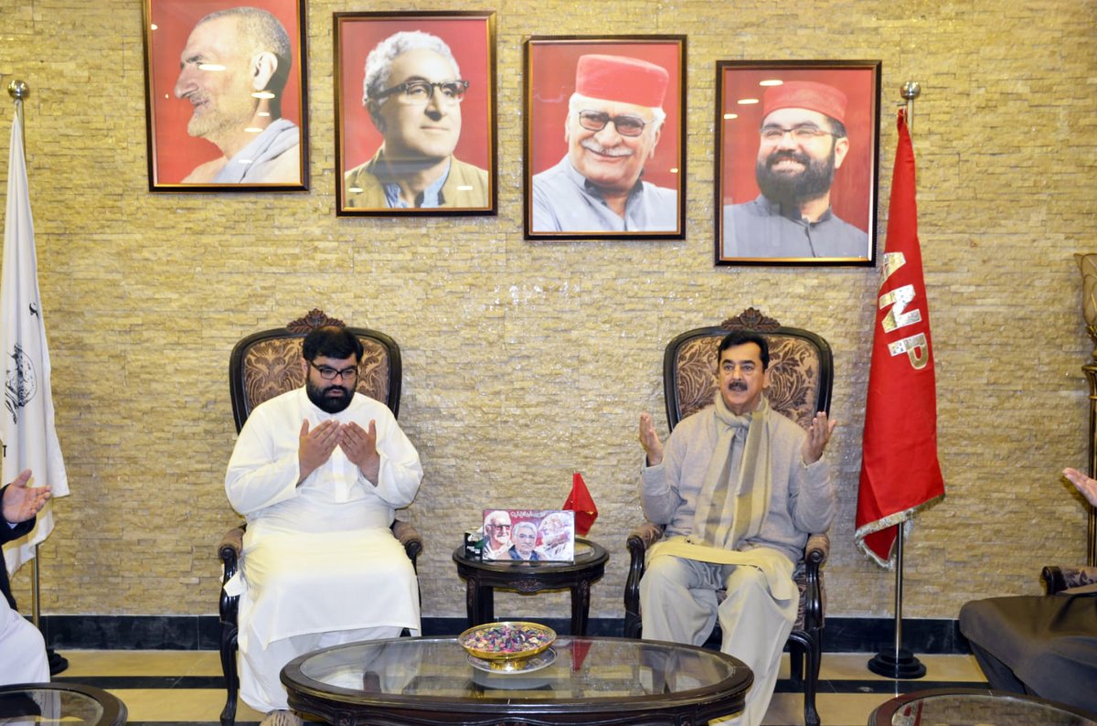 ANPMarkaz's tweet photo. سابق وزیراعظم اور پاکستان پیپلز پارٹی کے مرکزی رہنما سید یوسف رضا گیلانی کی اے این پی سربراہ اسفندیار ولی خان کی اہلیہ اور صدر اے این پی پختونخوا ایمل ولی خان کی والدہ ماجدہ کی وفات پر تعزیت کیلئے ولی باغ آمد، سابق وزیراعظم یوسف رضا گیلانی نے صوبائی صدر ایمل ولی خان سے والدہ محترمہ کی وفات پر تعزیت کی اور انکے بلند درجات کیلئے دعا کی۔ مرکزی ترجمان پی پی پی فیصل کریم کنڈی بھی ہمراہ تھے۔ اس موقع پر اے این پی چارسدہ کے صدر شکیل بشیر خان عمرزئی اور دیگر ذمہ داران بھی موجود تھے۔