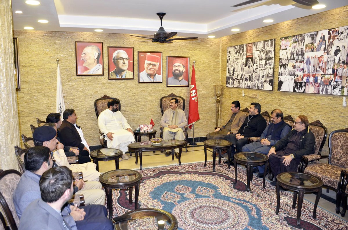 ANPMarkaz's tweet photo. سابق وزیراعظم اور پاکستان پیپلز پارٹی کے مرکزی رہنما سید یوسف رضا گیلانی کی اے این پی سربراہ اسفندیار ولی خان کی اہلیہ اور صدر اے این پی پختونخوا ایمل ولی خان کی والدہ ماجدہ کی وفات پر تعزیت کیلئے ولی باغ آمد، سابق وزیراعظم یوسف رضا گیلانی نے صوبائی صدر ایمل ولی خان سے والدہ محترمہ کی وفات پر تعزیت کی اور انکے بلند درجات کیلئے دعا کی۔ مرکزی ترجمان پی پی پی فیصل کریم کنڈی بھی ہمراہ تھے۔ اس موقع پر اے این پی چارسدہ کے صدر شکیل بشیر خان عمرزئی اور دیگر ذمہ داران بھی موجود تھے۔