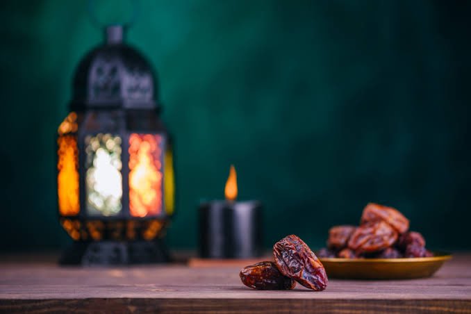 “Oruç, oruçluya yakışmayan şeylerle zedelenmedikçe (tutan için) bir kalkandır.” buyurdu. Ashâb-ı Kirâm: “(Oruçlu) onu ne ile zedeler?” diye sorunca Resûl-i Ekrem: “Yalan ve gıybetle...” cevâbını verdiler.