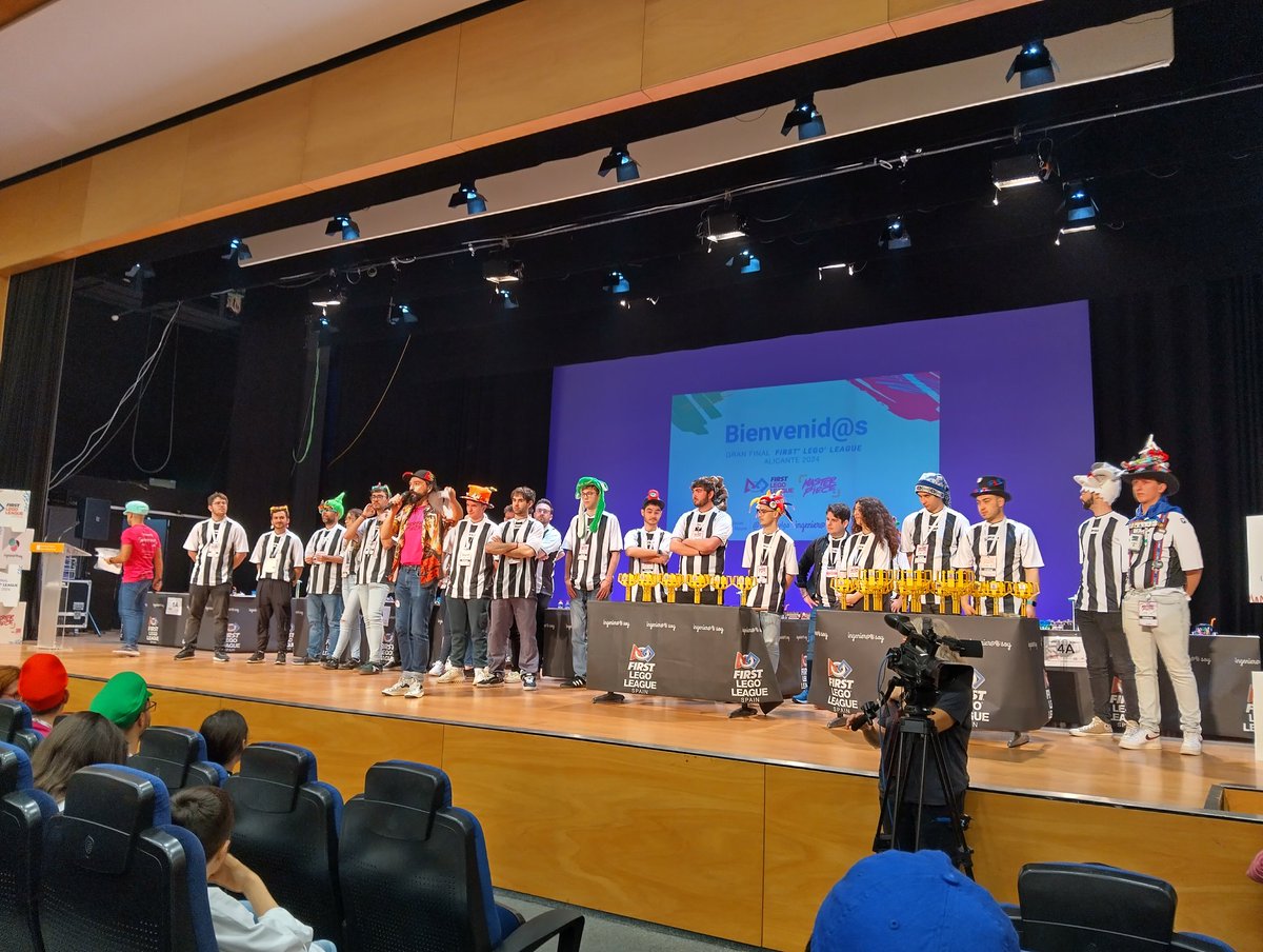 pinarubia04's tweet photo. El equipo 👩💻🧑💻" El Pinarillo" del @IesPinarOficial representa con muchísima ilusión a @jcyl en #FLLSpainGranfinal de @FLL_Spain en organizado por @IngenieraSoy #FLL #FLLSpain #FirstLegoLeague #MoreThanRobots #FirstInShow #Masterpiece @educacyl ¡Seguro vamos a pasar un gran día! https://t.co/M1qyrb4dFw