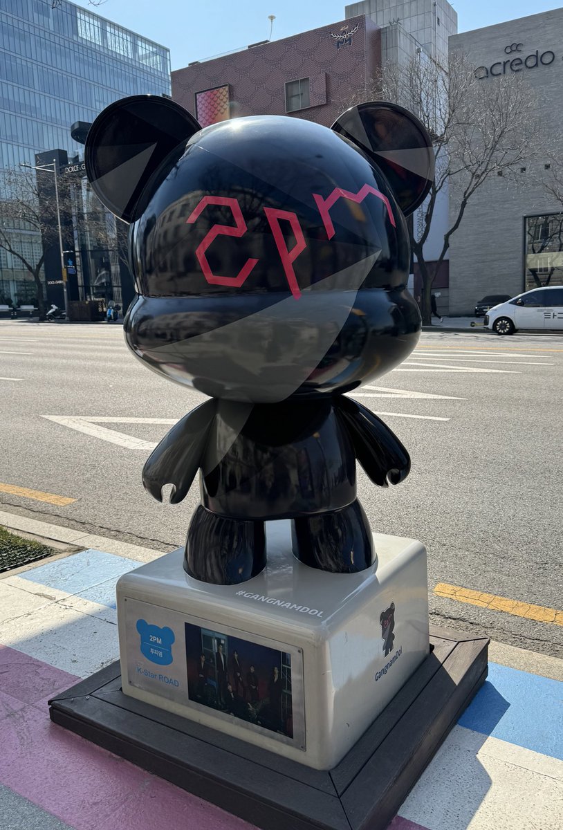 jjyuy's tweet photo. Of course, I had to make time to find these during my latest trip to Korea! 💛🩷#LeeJunho #2pm #GirlsGeneration #kstarroad #staravenue https://t.co/WY3UtudIw6