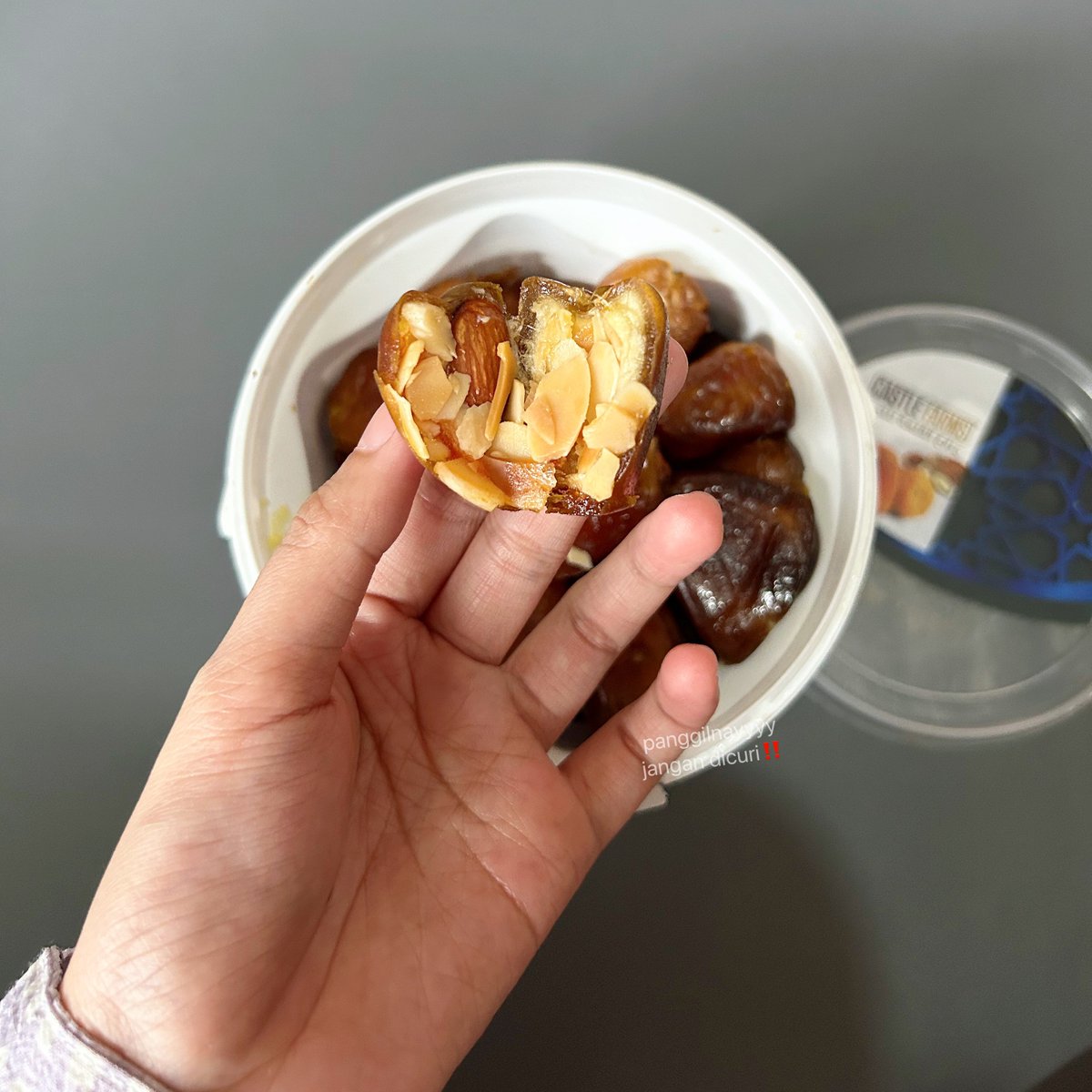 panggilnayyyy's tweet photo. sumpaaah ini enakk bngt kurma nya asli seenak ituu... buat yang gak suka kurma pasti sukaa inii, w jamin😩 

kurma dengan almond dan butter tanpa biji, kok w baru tau yh?😭 tebel enakkkk!! https://t.co/r7CA8Hq8d4