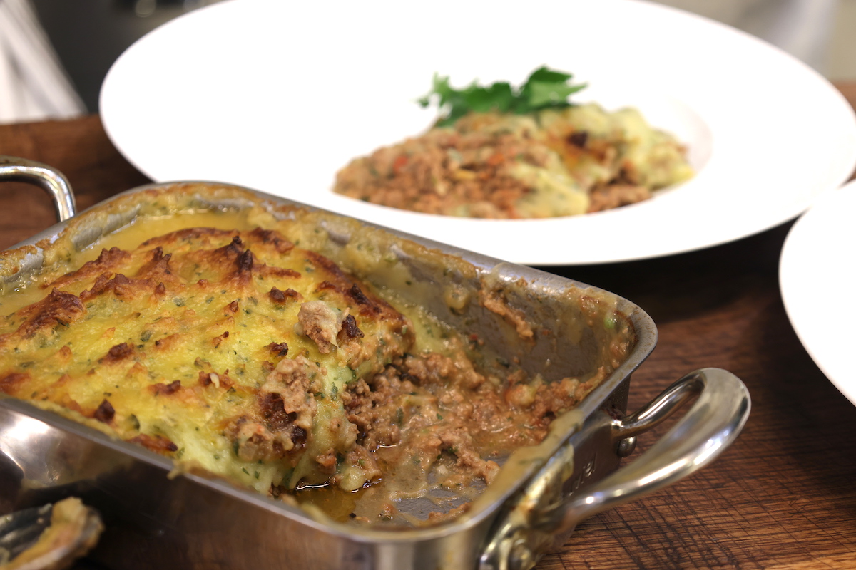 Cyrus Todiwala's (@chefcyrustodiw1) Ginger Shepherd’s Pie! A spicy take on a traditional meal from Cyrus' new book that will have everyone coming back for more! 👉 jamesmartinchef.co.uk/recipes/ginger…