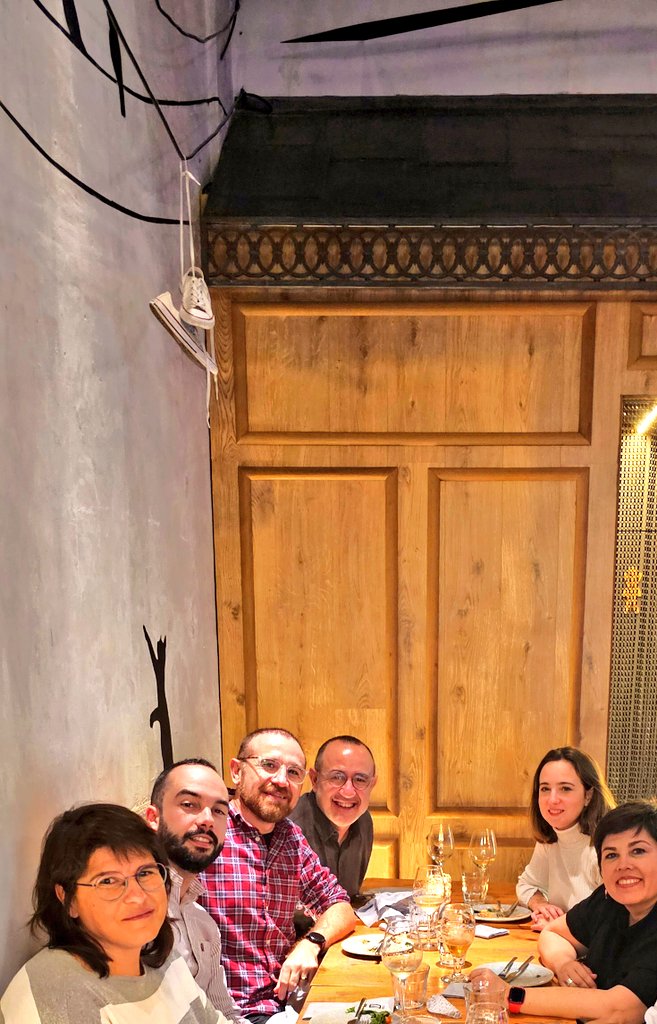 farupeib's tweet photo. 👉Ayer se realizó  la Asamblea anual de socios  FARUPEIB en la que @antonia_maestre  fue nombrada nueva secretaria del grupo.👏
👁A continuación una interesante jornada del papel de la Farmacia Hospitalaria en el paciente DMAE👓 y otros ptes oftalmología 
Mucho camino y retos💪🚀 https://t.co/GTQP2dIxPF