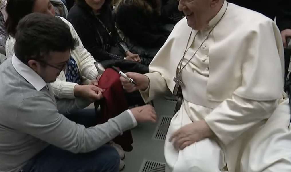 Was that a Sharpie? #PopeFrancis is meeting this morning with staff and patients from @bambinogesu pediatric hospital.