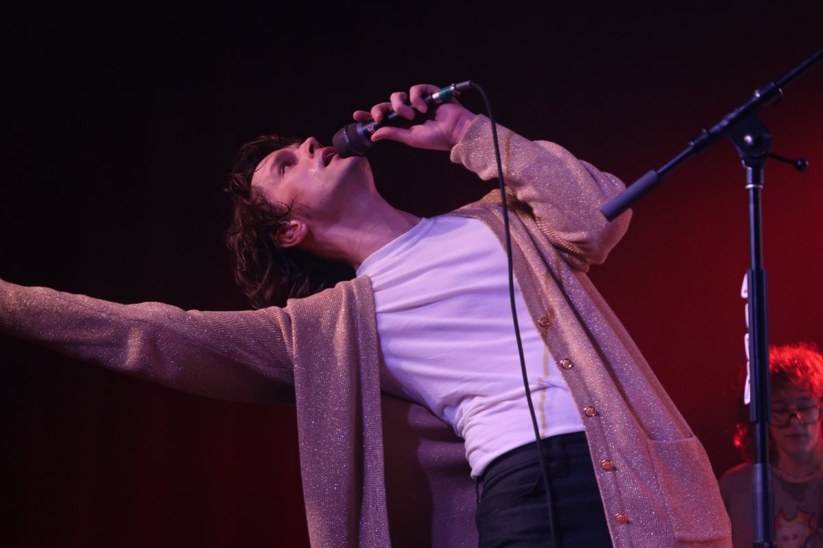 RAZZMAVOID's tweet photo. I SAW @iDKHOW AND BENCHES LIVE LAST NIGHT HERE ARE SOME PICTURES I TOOK (a thread) https://t.co/c1mbdPDgRZ
