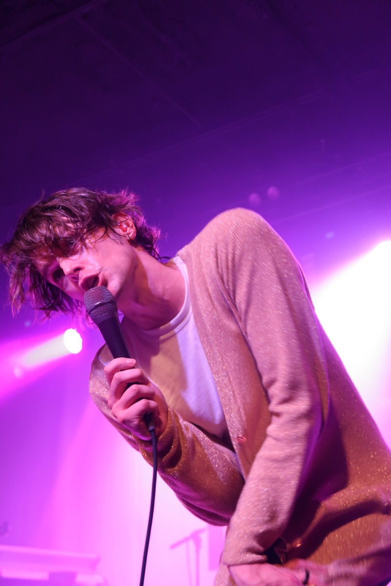 RAZZMAVOID's tweet photo. I SAW @iDKHOW AND BENCHES LIVE LAST NIGHT HERE ARE SOME PICTURES I TOOK (a thread) https://t.co/c1mbdPDgRZ