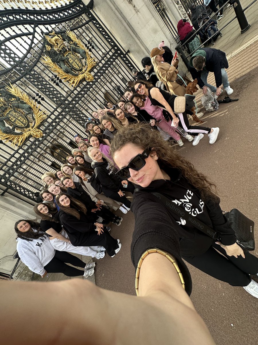 misscameron20's tweet photo. An amazing first day in London 🤩
- Buckingham Palace
- Pizza Express
- Theatre to see Matilda 
A fun filled day! On to the next… 
@DanceMclellan @DouglasAcad https://t.co/URewYojGTK
