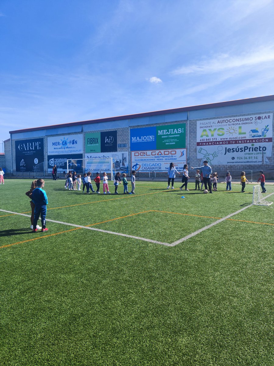 CD_DonAlvaro's tweet photo. 🥅⚽ Ayer por la mañana tuvimos un entrenamiento muy especial, los niños del CEIP Pío XII vinieron a disfrutar de nuestro campo. Muchas gracias a nuestros jugadores y al CEIP por hacer esto posible. CD. DON ÁLVARO 💙🤍 https://t.co/tJ37EkH387