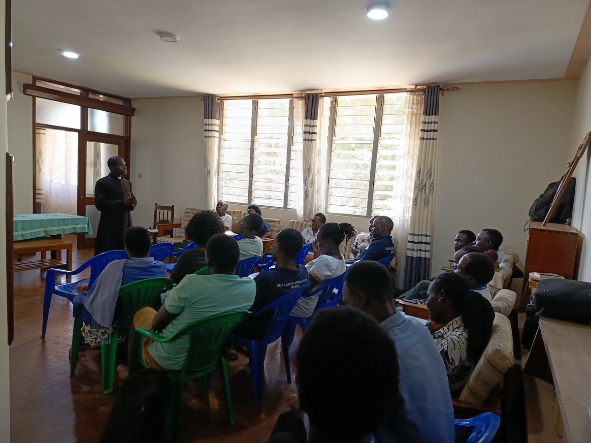 MbuyaOlac's tweet photo. Inner reflections as a group of choristers is important bit just for individual growth but also spiritual growth for the choir as a group and the community they serve. #OLACRetreat2024 with Fr. Joseph Mukasa Balikuddembe. @LimoneMedical https://t.co/YDpqrFtFia