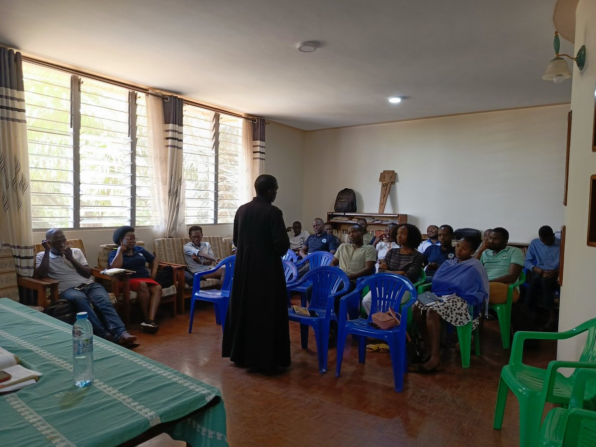 MbuyaOlac's tweet photo. Inner reflections as a group of choristers is important bit just for individual growth but also spiritual growth for the choir as a group and the community they serve. #OLACRetreat2024 with Fr. Joseph Mukasa Balikuddembe. @LimoneMedical https://t.co/YDpqrFtFia