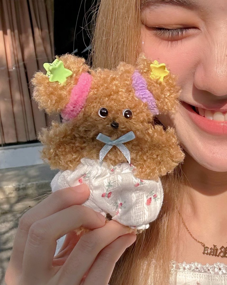 คิวแน่นมาก นึกว่าจะไม่ได้มาแล้ว เป็นอีก workshop ที่แสนน่ารัก คือสอนทำตุ๊กตา+แต่งตัวให้น้อง🍨 พวก accessories จะบุฟเฟ่ต์เลย พี่คนสอนก็อธิบายดี ราคาเป็นมิตรด้วยแค่ 399฿ เอง ถูกเกิ้นนน ปล.ท้ายคาบมีถ่ายรูปรวมลูกๆคับ🌷(ของ oow.project นะคะ) อยู่ใน 33 space ตรง BTS สะพานควาย