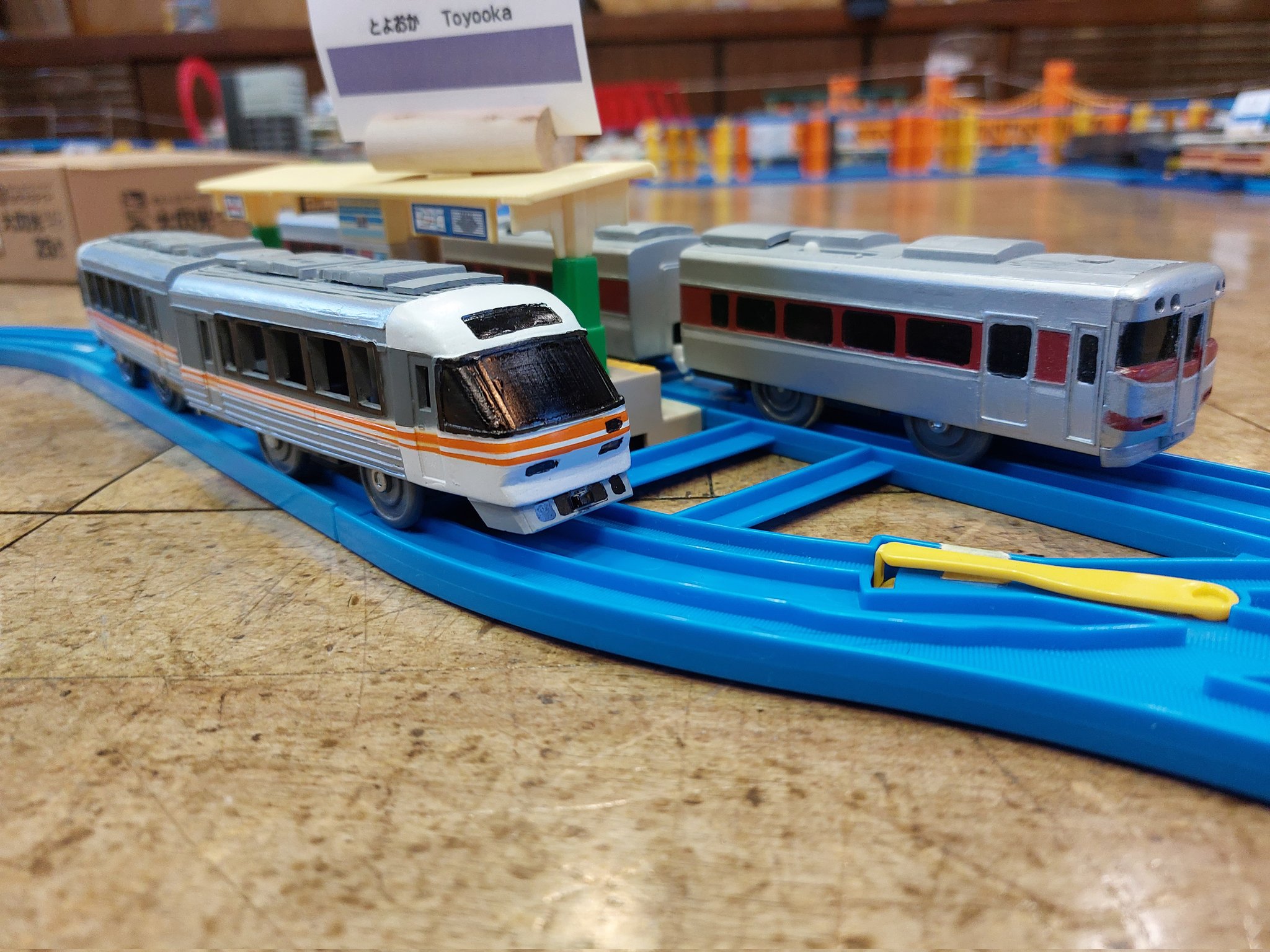 京都丹後鉄道の新しい特急KTR8500形が走行 元JR東海車両「海の
